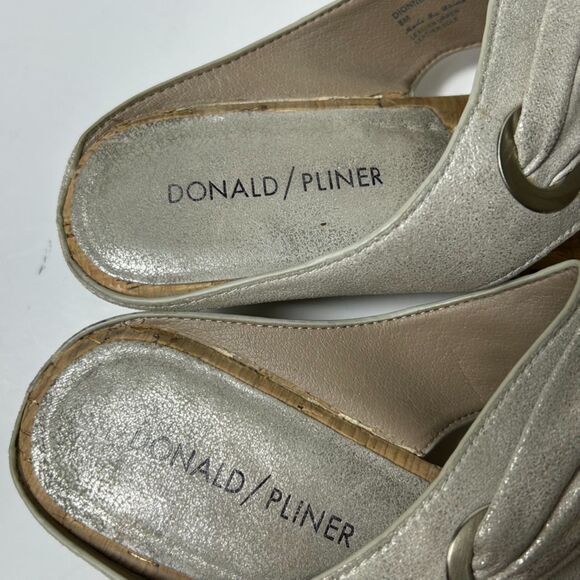 Donald Pliner Dionne Champagne Gold Metallic Leather Toe-Post Wedge Sandals Sz 8 - Picture 13 of 15